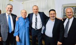 وفدٌ من منظمة نخيل عراقي واتحاد الأدباء في بيت الناقد الكبير ناجح المعموري للاطمئنان على صحته